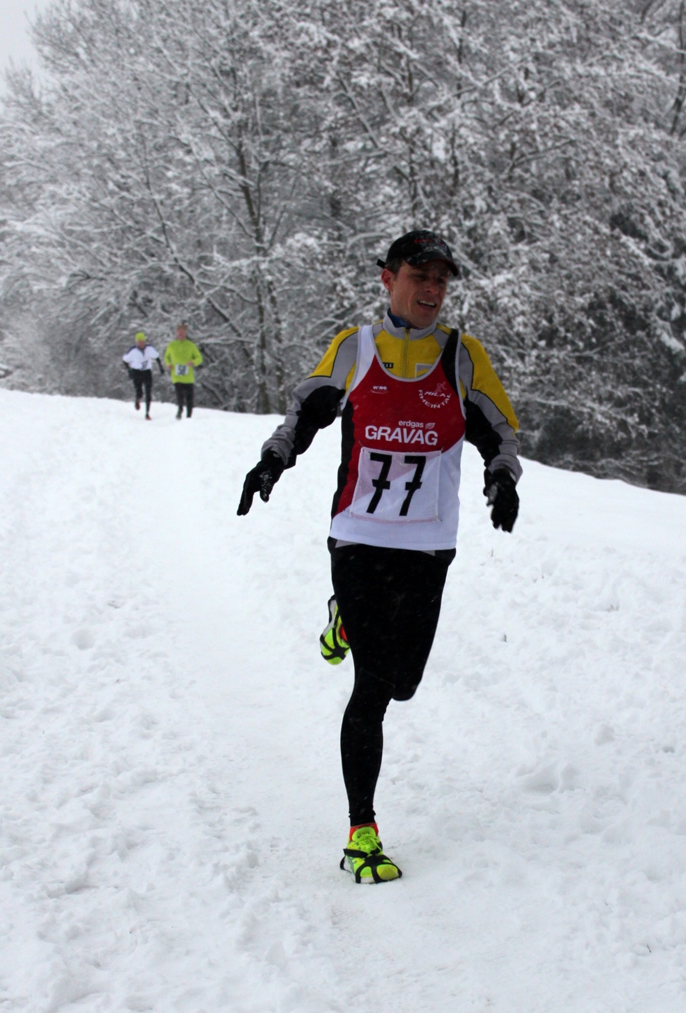 Isi mit Schneeketten laufend