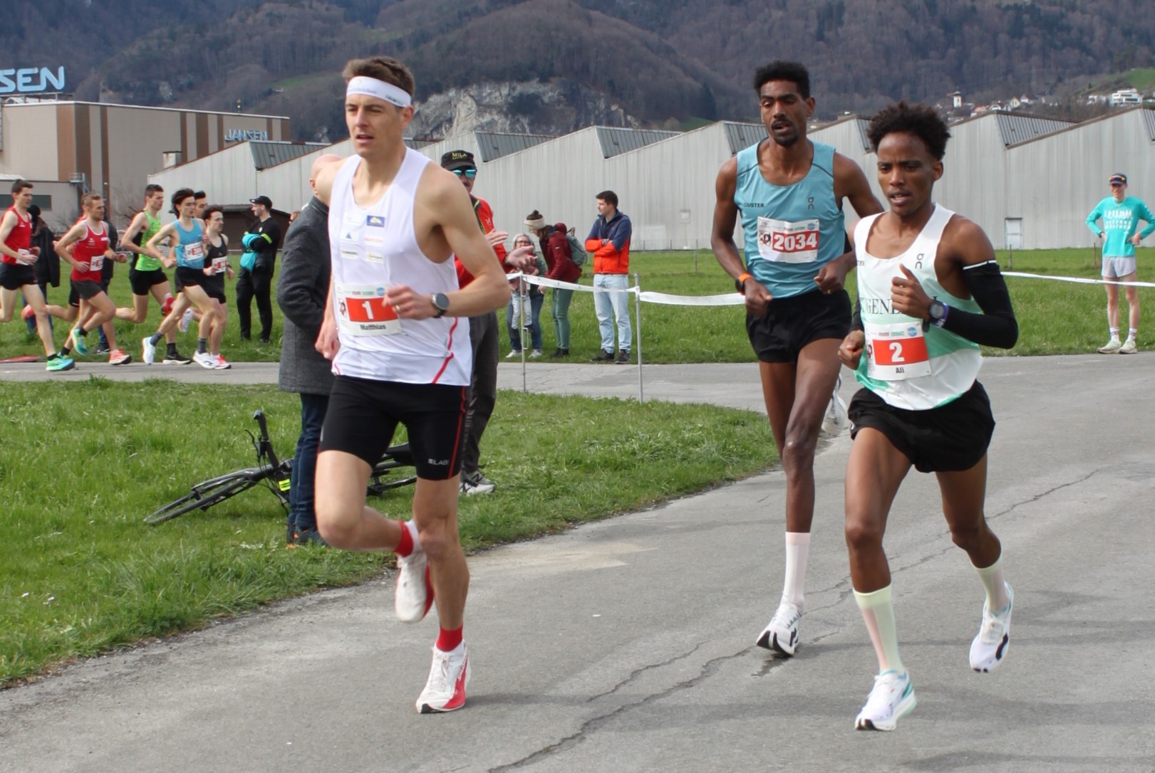 Die 3er Gruppe zieht los und Matthias Kyburz gewinnt die SM HM überlegen.