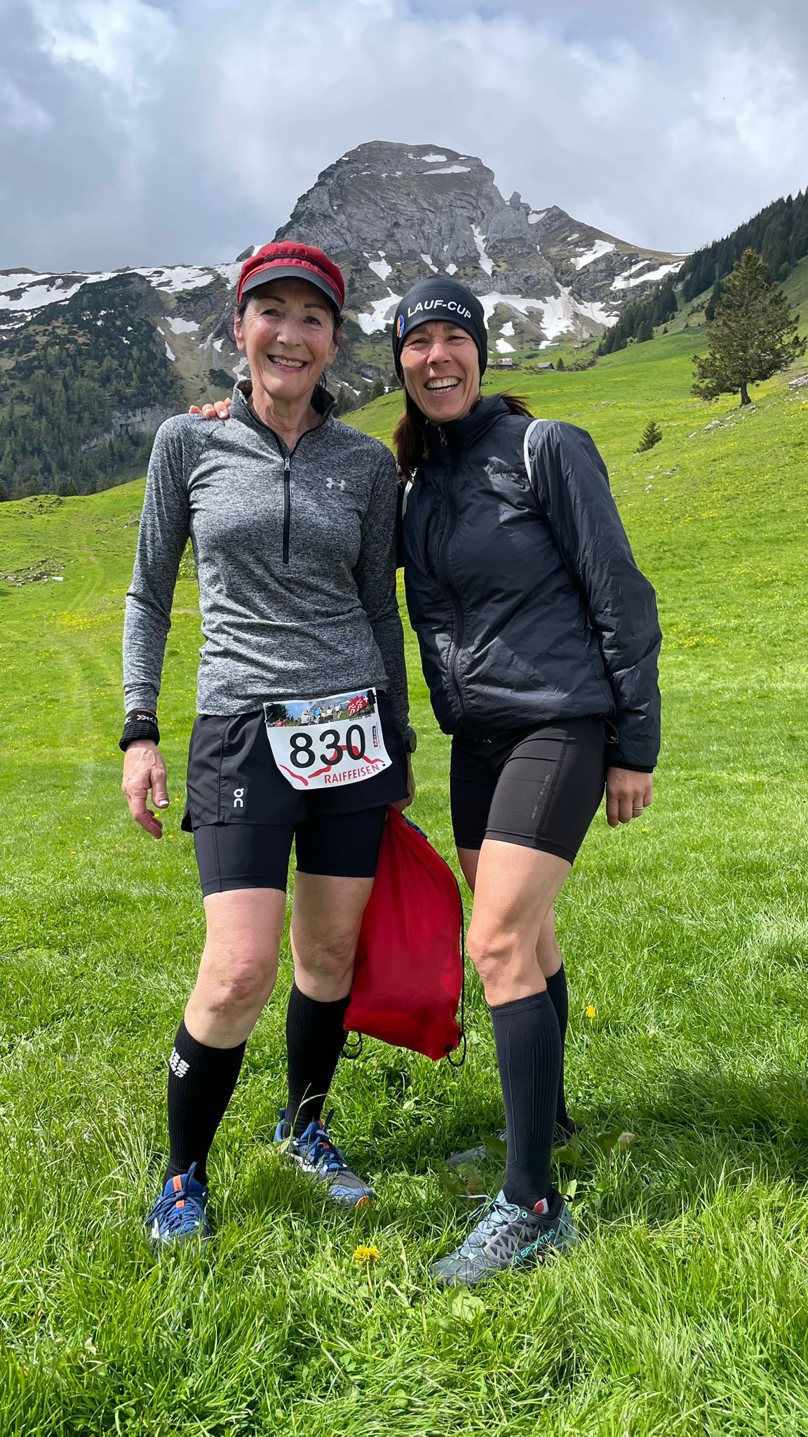 Rina und Sandra geniessen die Bergwelt