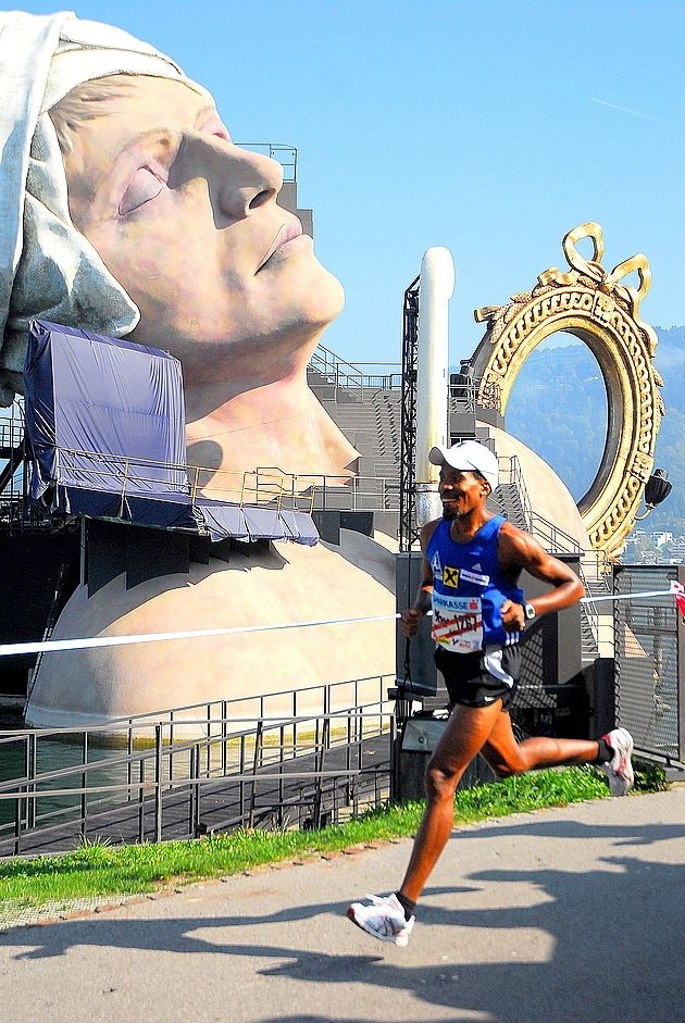 Vorbei an der Bregenzer Festspielbühne
