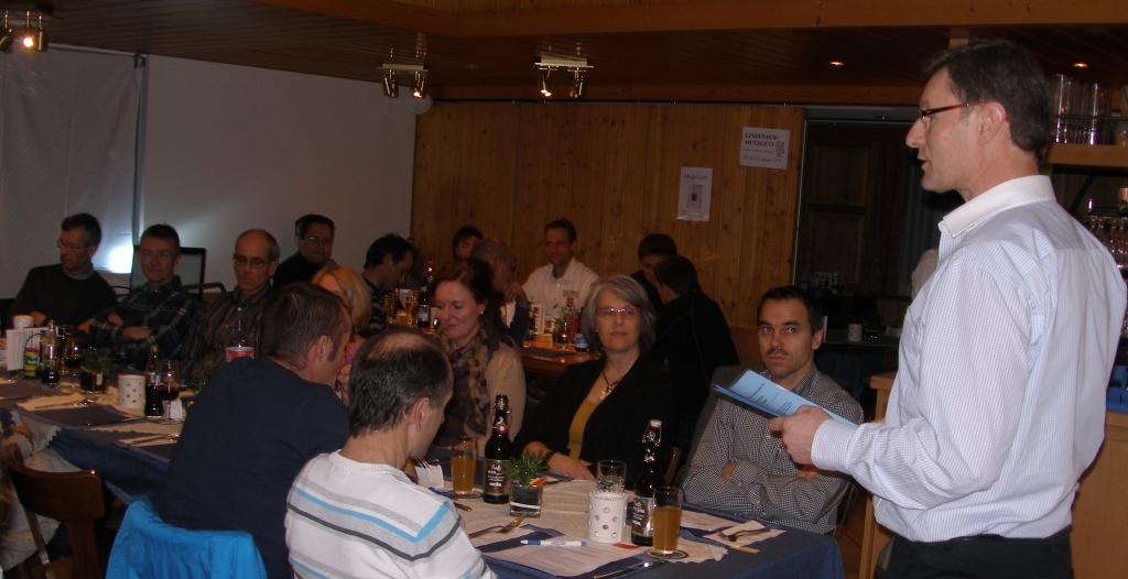 Heinz begrüsst die Mila-Familie zur traditionellen Jahresversammlung