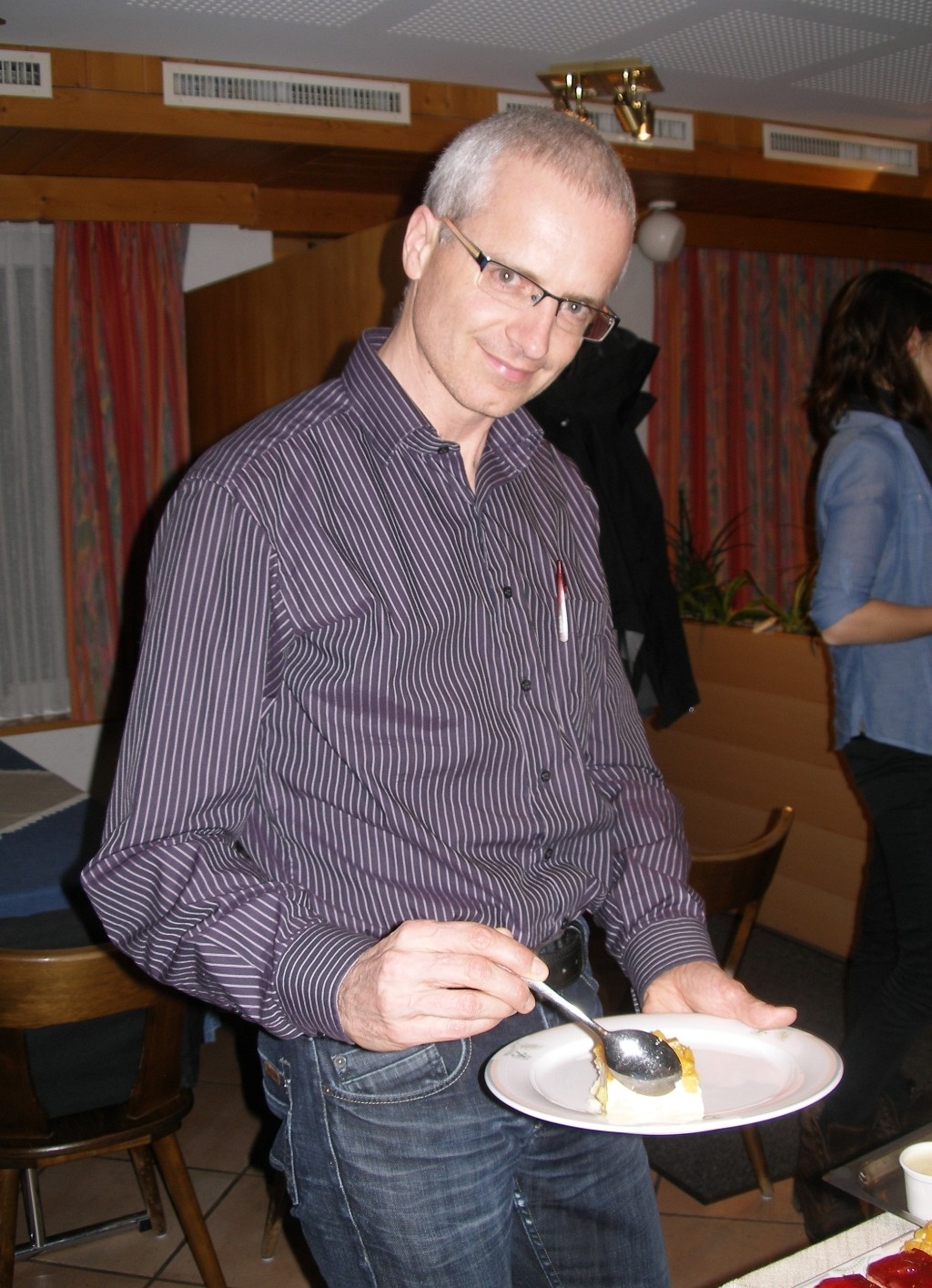 Auch der neue Mila-Meister liess sich die Süssigkeiten schmecken