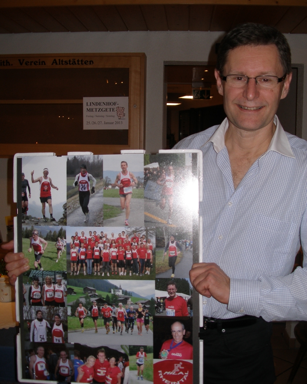 … und schenkt ihm eine Collage mit Mila-Erinnernungen der letzten zwei Jahre