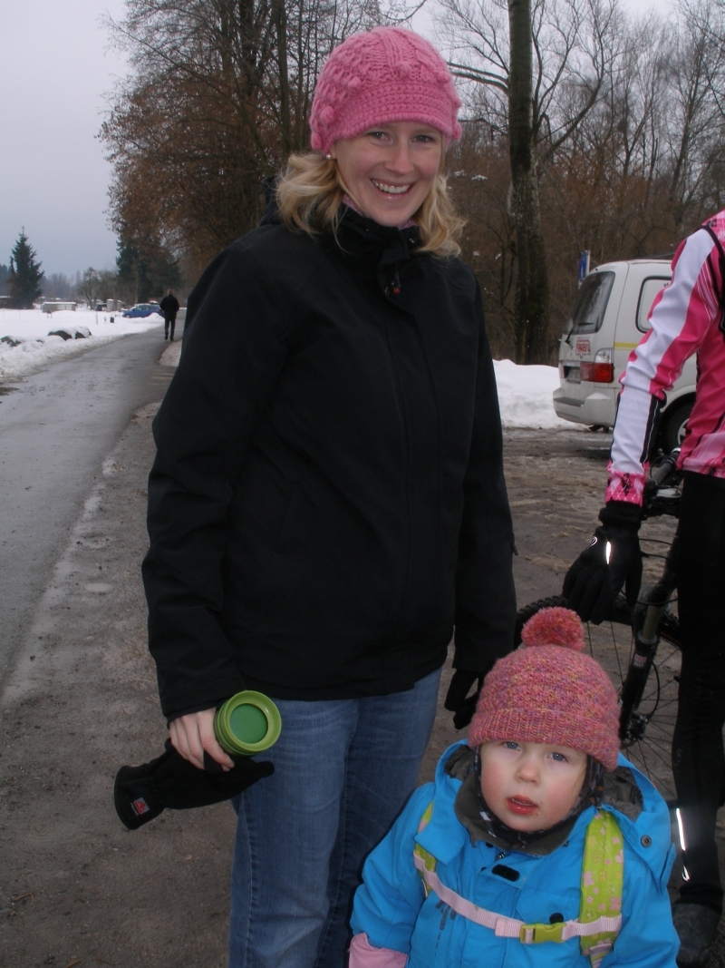 Mutter und Tochter verfolgen Crossläufer Markus Walt