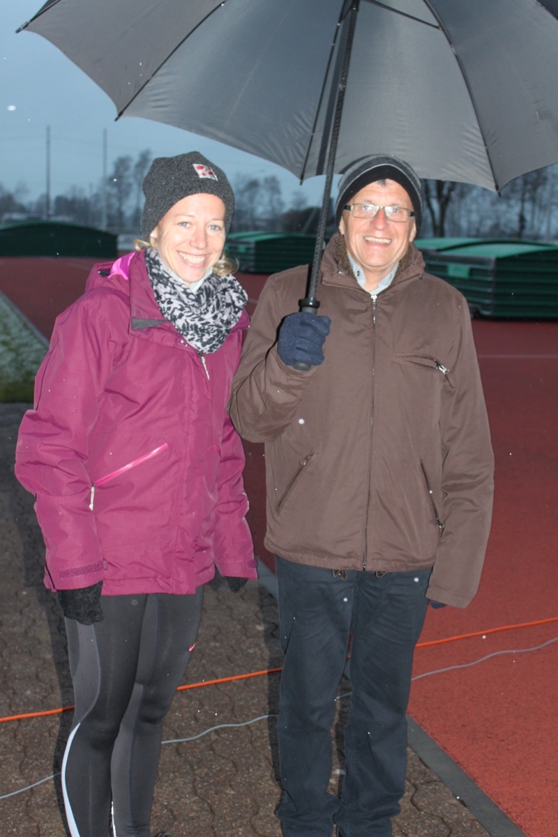 Denise und Sepp «beschirmt» vor dem Lauf