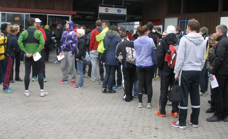 … und so gab es eine ziemlich lange Warteschlange beim Nachmeldestand