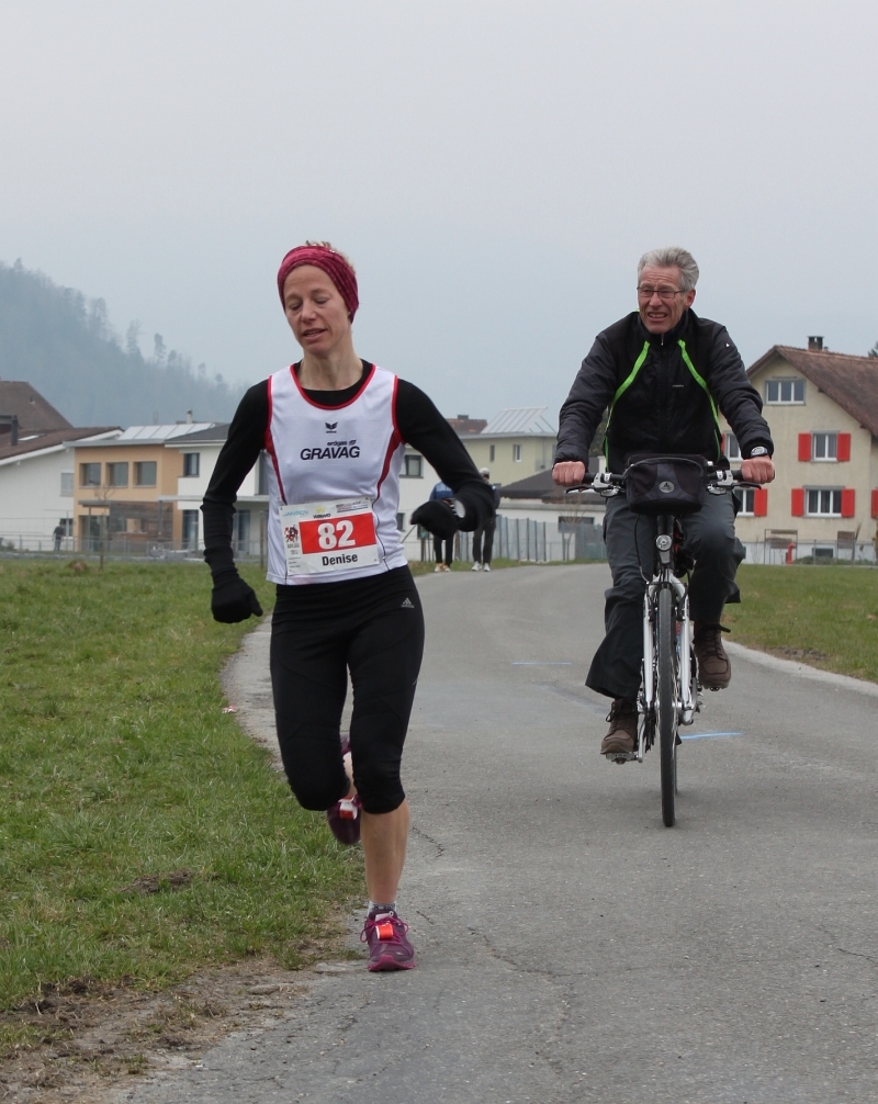 Denise Lichtensteiger mit Erwin Keller auf dem Velo