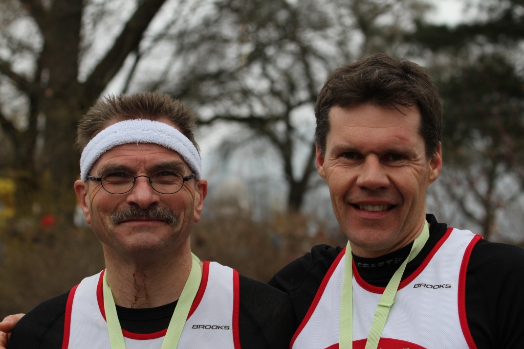 Felix und Guido, nur wenig gezeichnet nach dem Marathon (Foto von Christoph Marthaler)