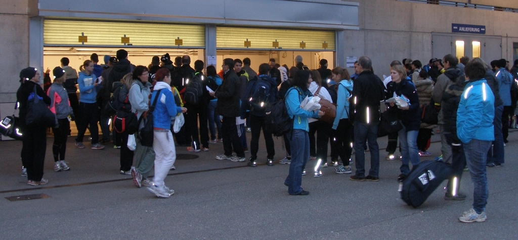 Startnummerausgabe am Sonntagmorgen in der Saalsporthalle