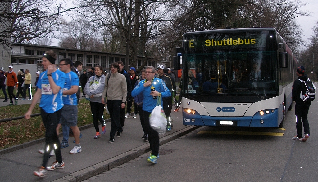 Mit dem Bus gings dann zum Start