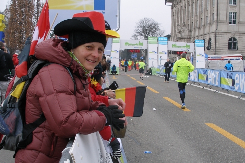Zuschauer applaudieren bis zum letzten Läufer