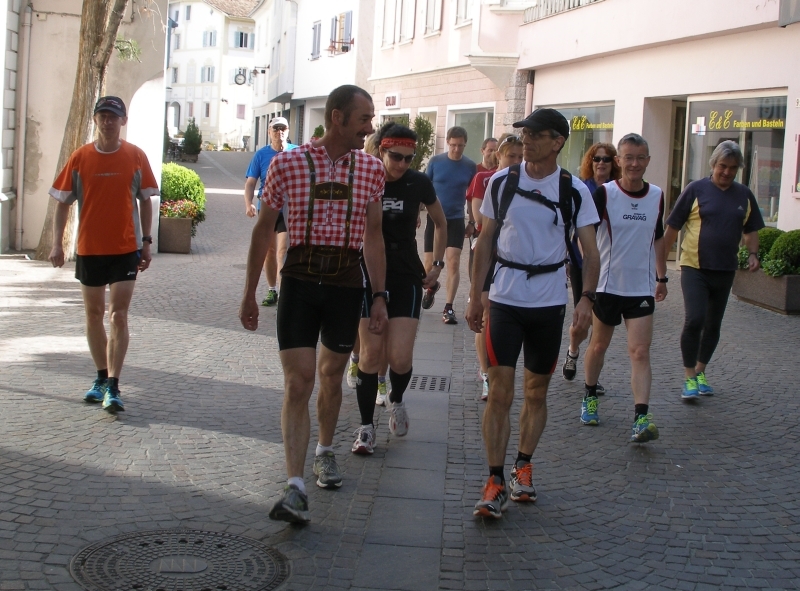 Gemütlich wurde zum Bahnhof marschiert