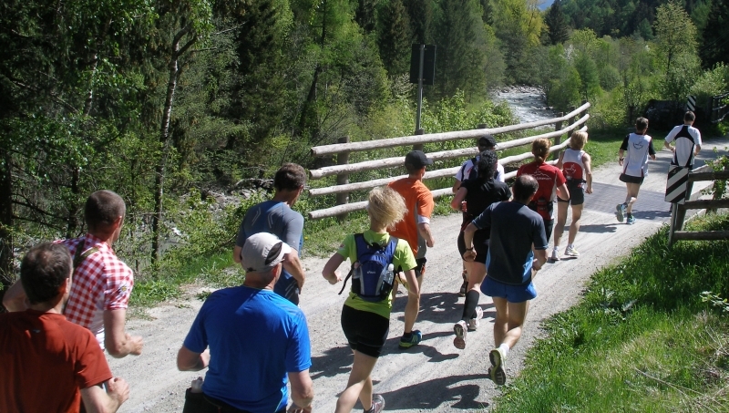 Auf dem Veloweg entlang der Etsch