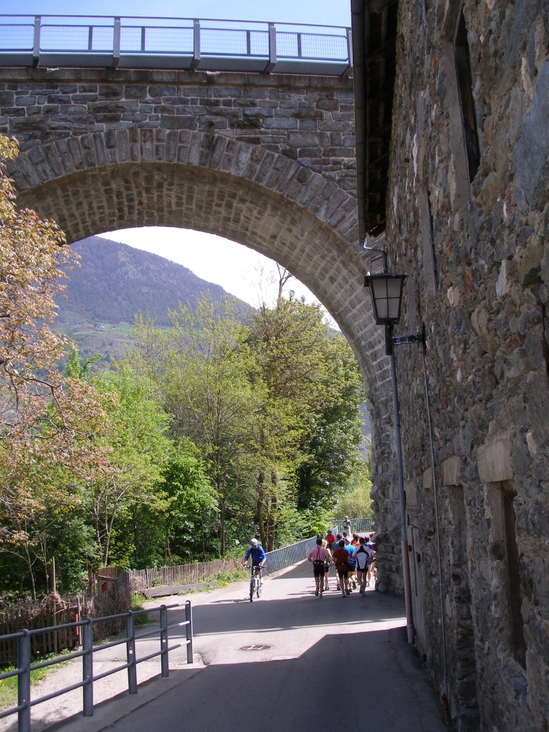 Unter dem Bahnviadukt kurz vor Göflan