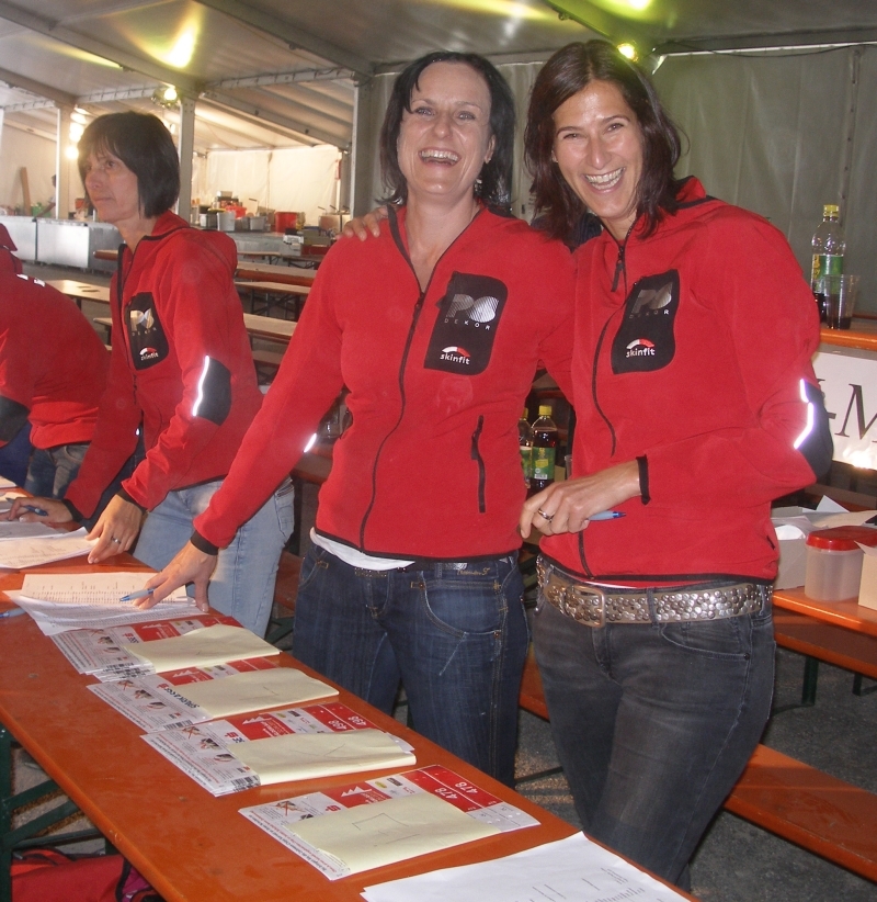 Die hübschen Damen von der Startnummerausgabe