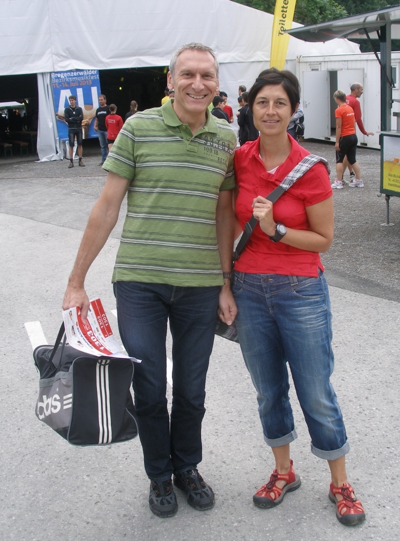 Helmut und Miriam haben ihre Startnummer in Empfang genommen