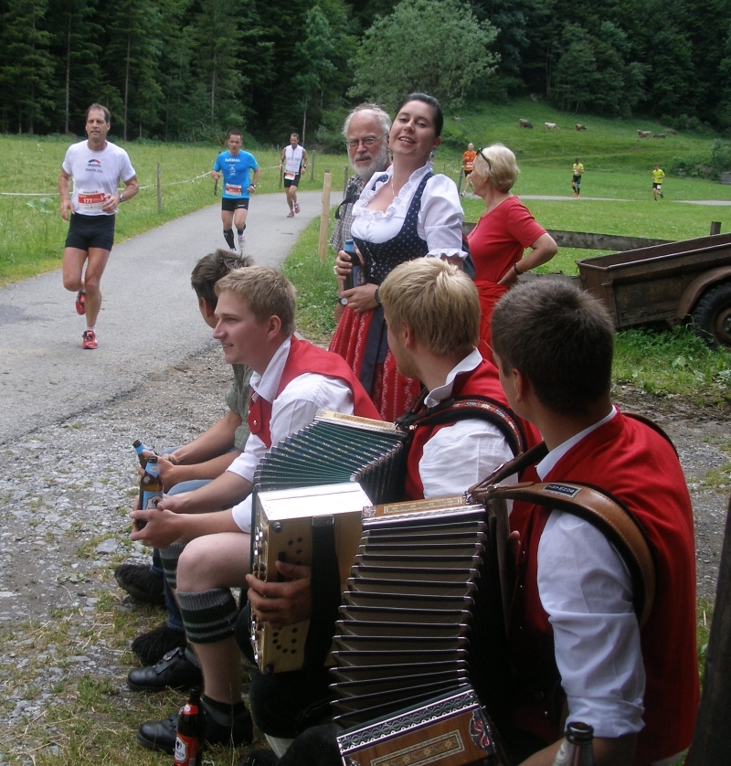 Die Stadelmusik sorgt für Unterhaltung