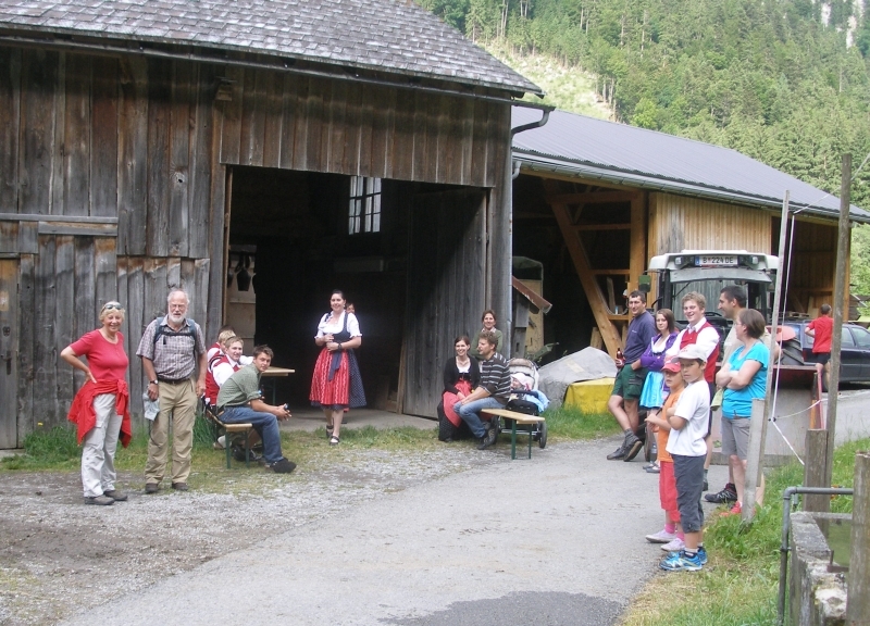 Hinein in den Stadel, um die Ecke und gleich wieder hinaus