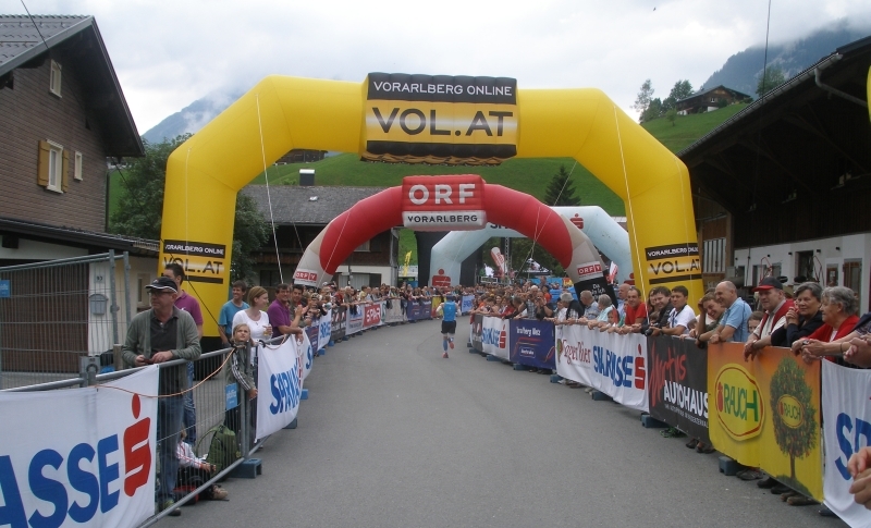 Der Zieleinlauf, noch 100 Meter – Endspurt!