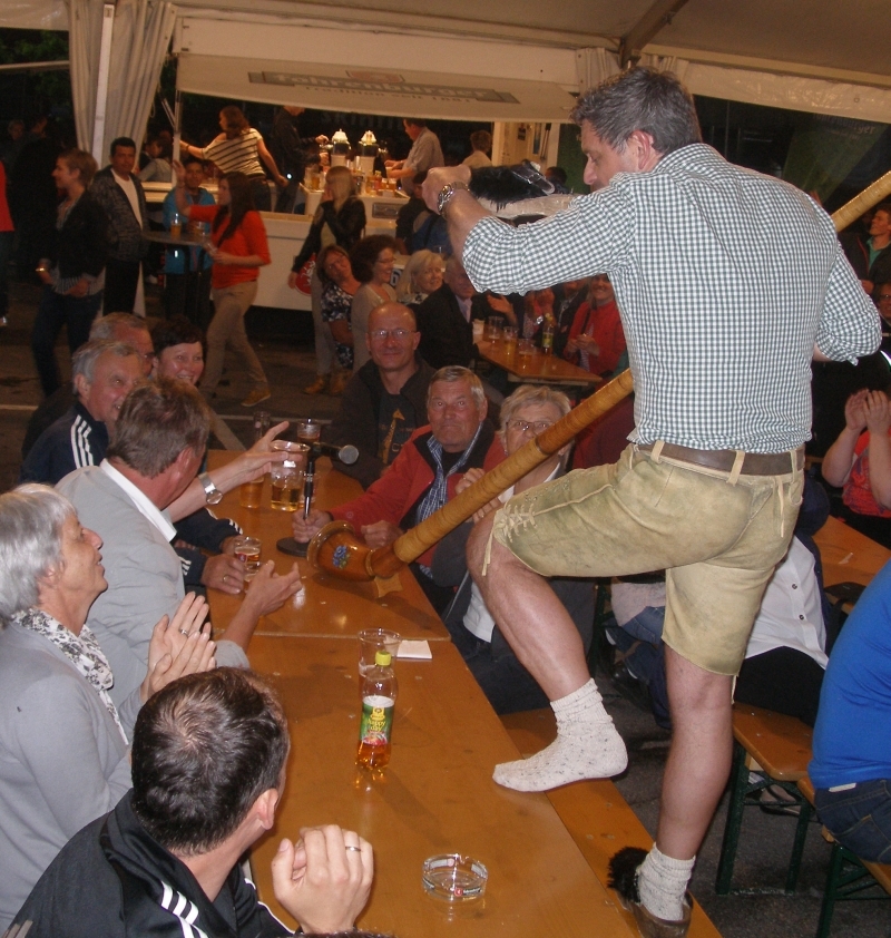 Als erstes stieg die Musik auf den Tisch und sorgte für Lacher und Staunen bei ……