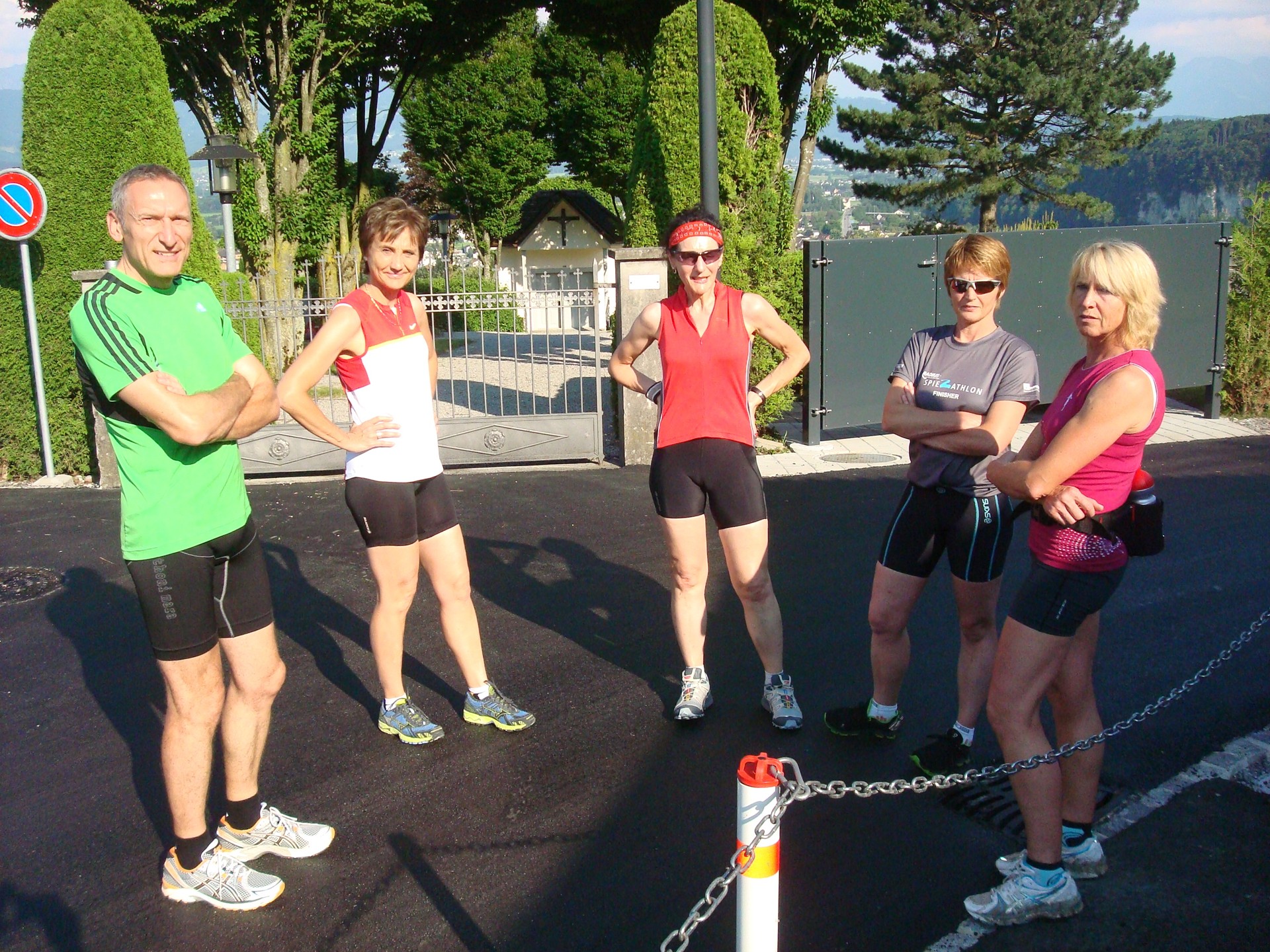 Mila trifft sich beim Friedhof Kobelwald