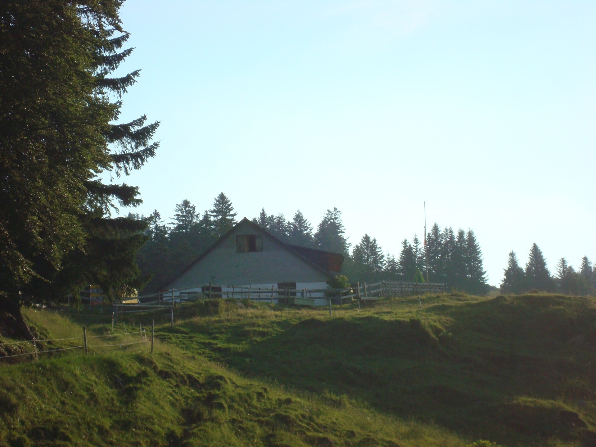 bereits die Scheune vom Montlinger Schwamm in Sicht