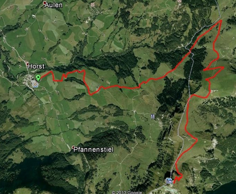 Die Laufstrecke verläuft nicht direkt (viaRuhsitz) zum Gipfel, sondern auf einem Umweg rund um den Kamor zum neuen Drehrestaurant.