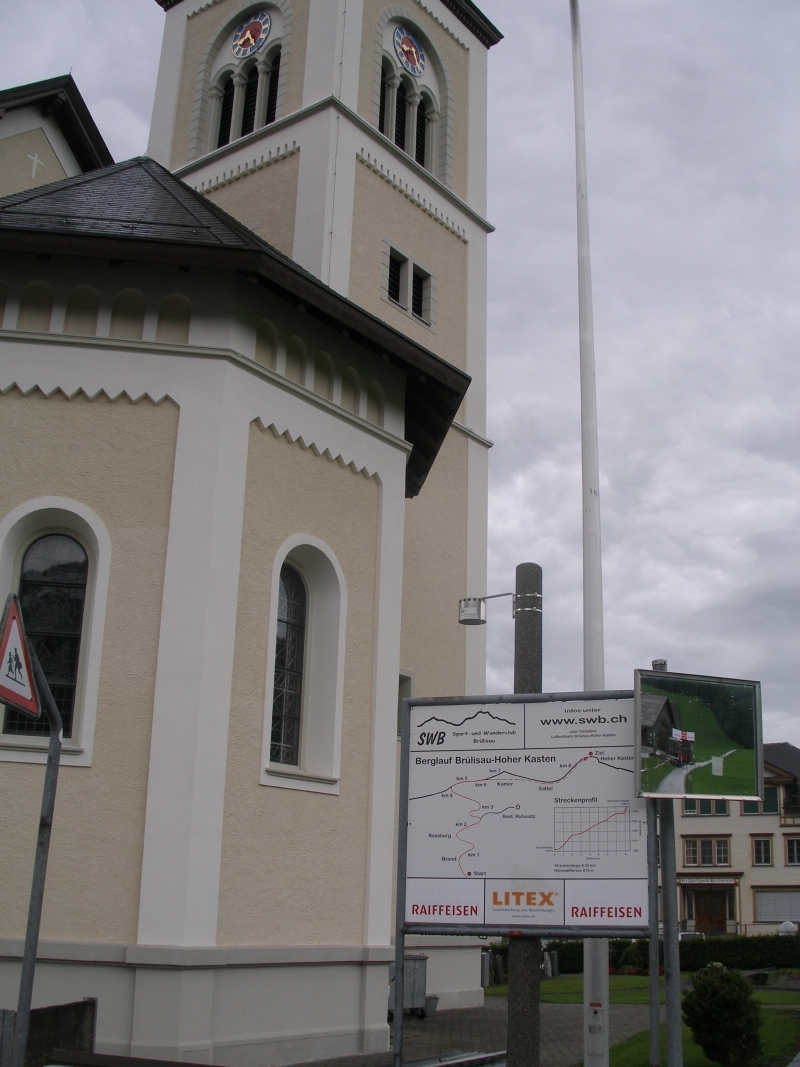 Bei der Kirche Brülisau ist eine ständige Infotafel mit den Details zum Kastenlauf platziert