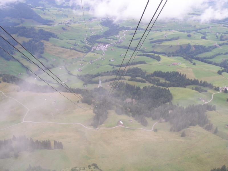 Blick von der Bergstation der Luftseilbahn zur Talstation in Brülisau