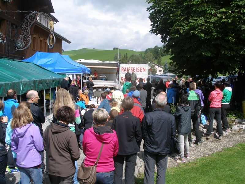 Siegerehrungen im Freien vor dem Rest. Rössli