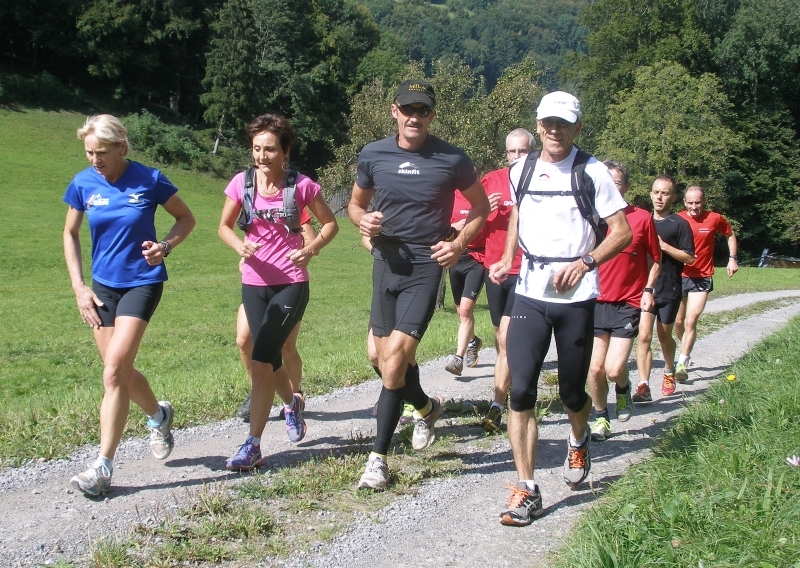 Lockere Schritte auf den letzten zwei Kilomtern