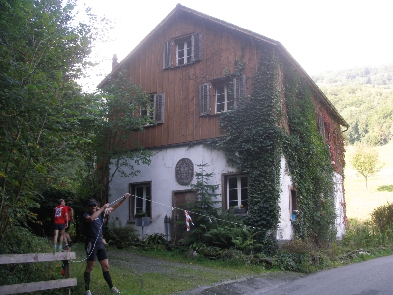 Igi gibt den Weg frei bei der alten Mühle Sevelen