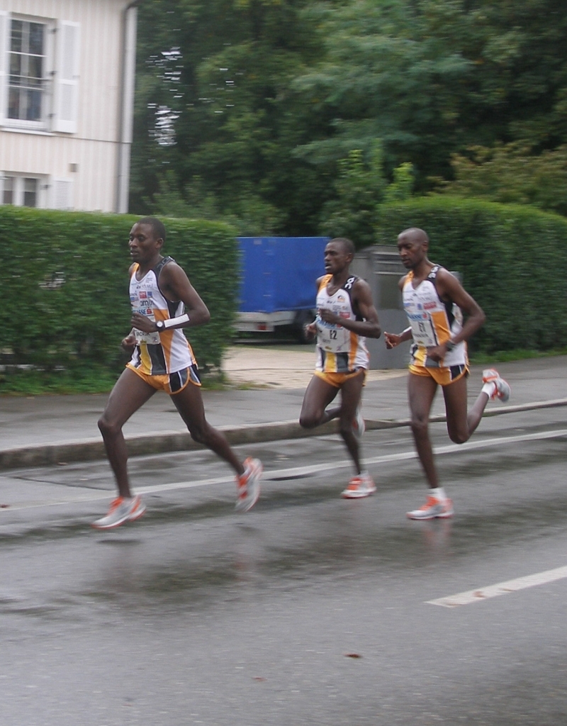 Das Kenianische Spitzentrio setzt sich sofort nach dem Start vom übrigen Feld ab