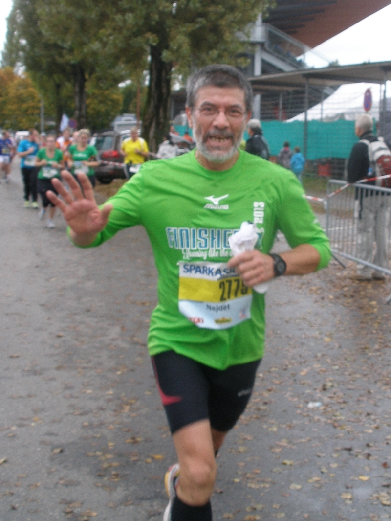 Auch Nejdet, neuerdings mit Bart, lässt grüssen