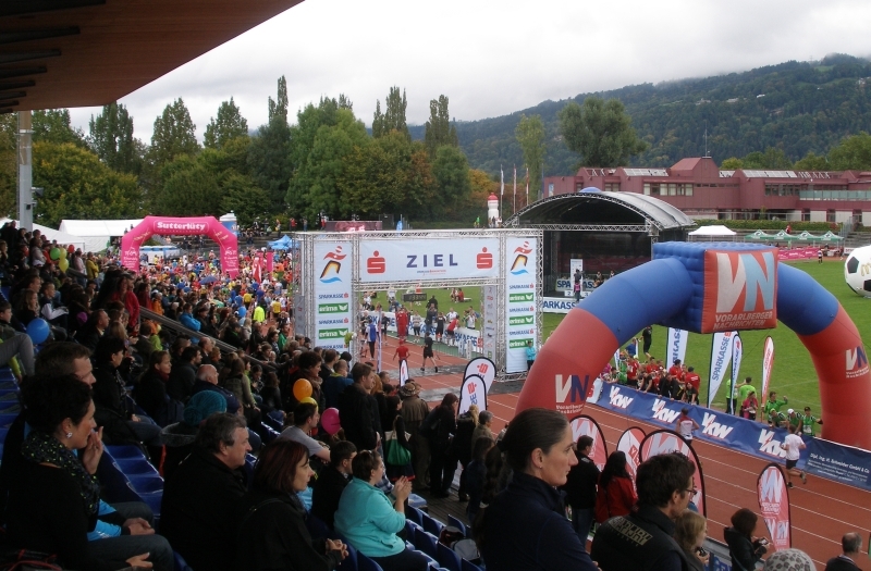 Viele Zuschauer auf der Tribüne freuen sich über die Leistungen der Läuferinnen und Läufer