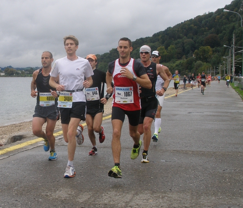 Mathias fliegt über den Asphalt