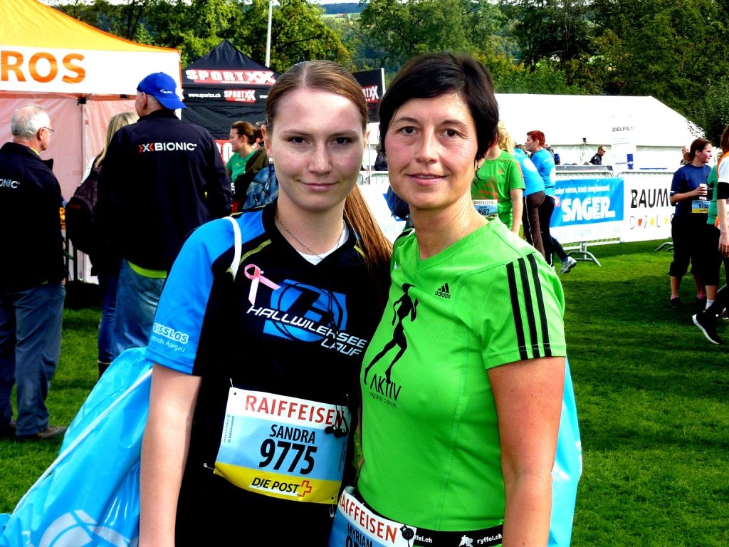 Myriam zufrieden im Ziel mit einer Kollegin