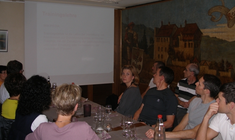 Aufmerksam folgen die Milas den Ausführungen im Vortrag von Olivier Bernhard