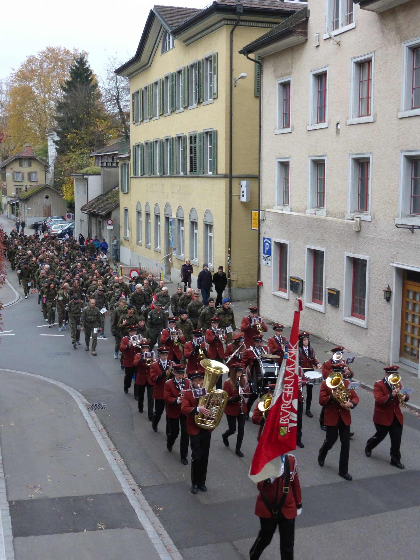 Mit Musikbegleitung marschieren die Waffenläufer von der Kaserne an den Start