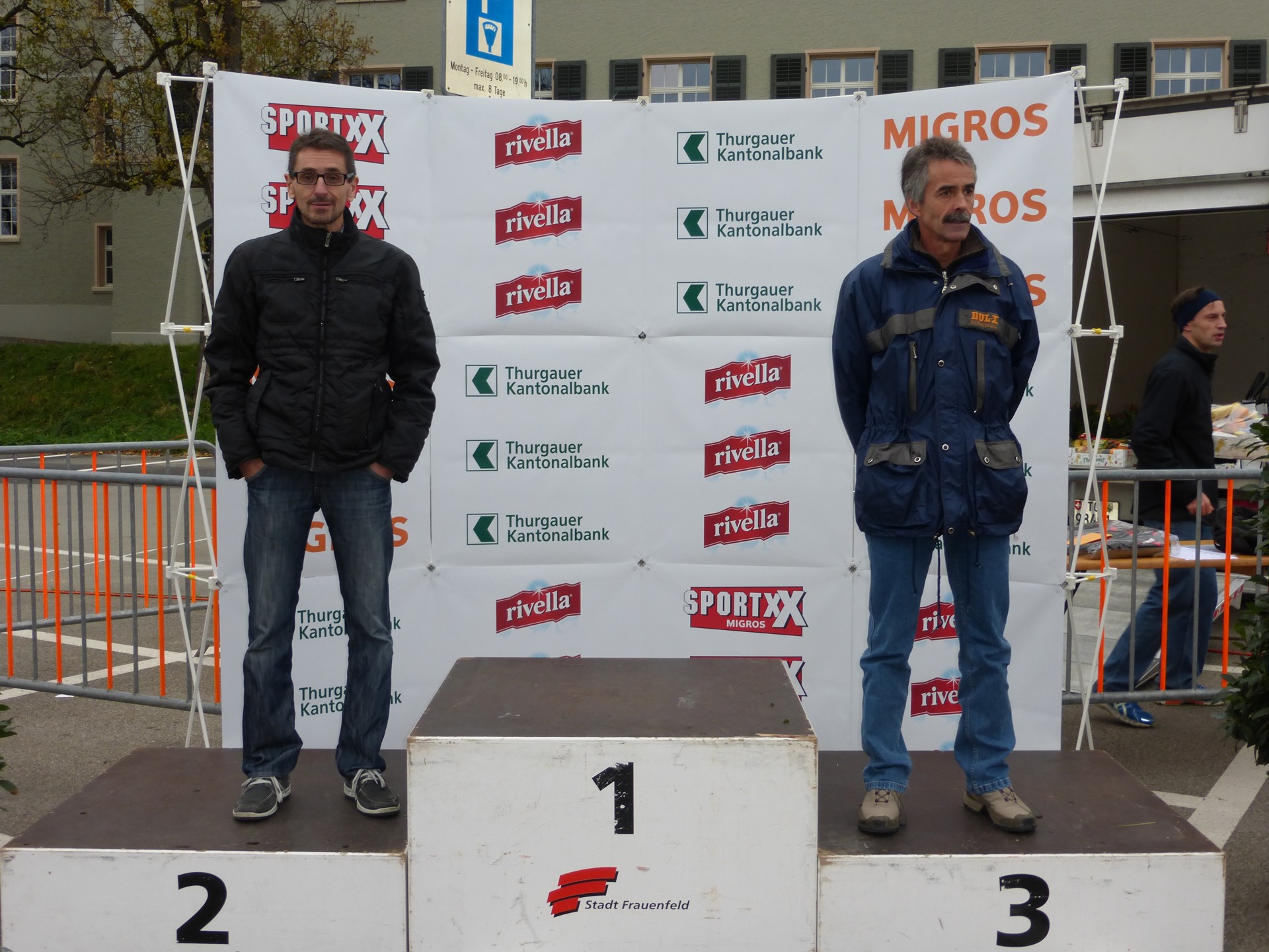 Rolf steht als dritter auf dem Podest
