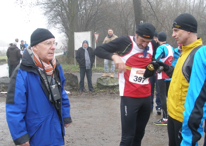 Der Inspektor schaut, dass alle Startnummer auf Brusthöhe befestigt sind.