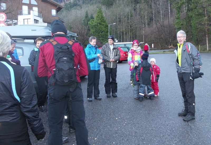 ERwin begrüsst die Mila-Familie zur Winterwanderung