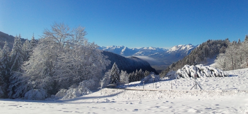 Ein Skibegiebt mit zwei Übungsliften, Blick Richtung Säntis