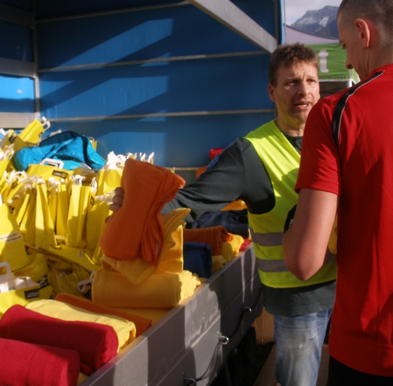 Im Ziel werden die traditionellen Finisherdecken verteilt