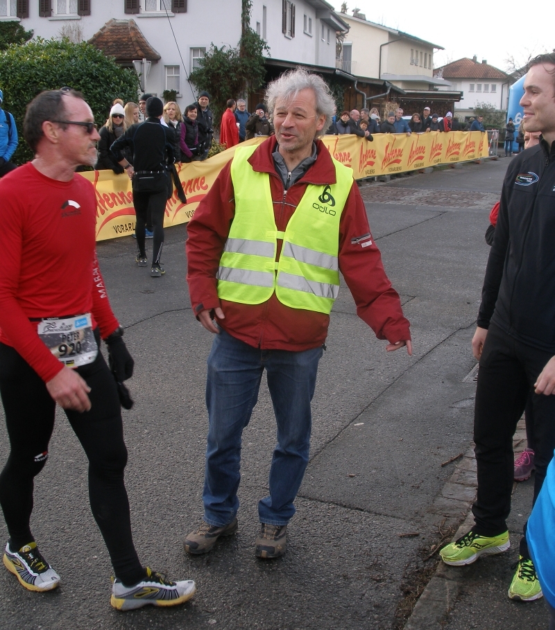 OK Chef Roland Weber empfängt die Läufer im Zielbereich