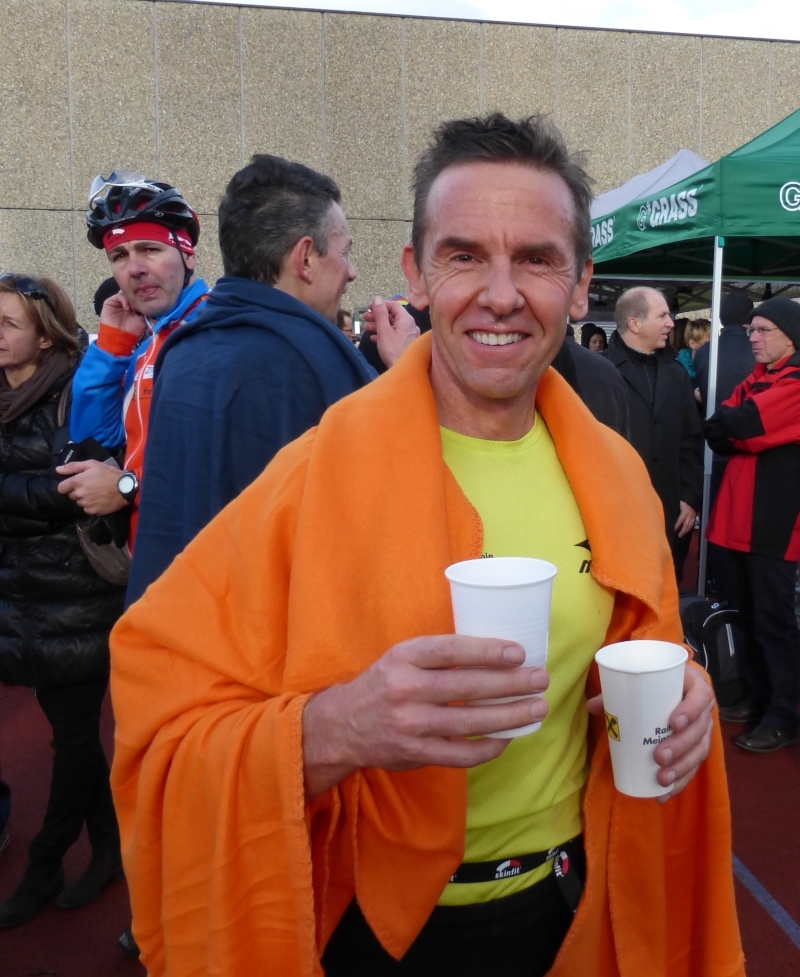 Fredy mit allerlei Getränken im Ziel-32