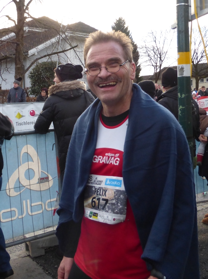 Felix mit seiner wärmenden Decke