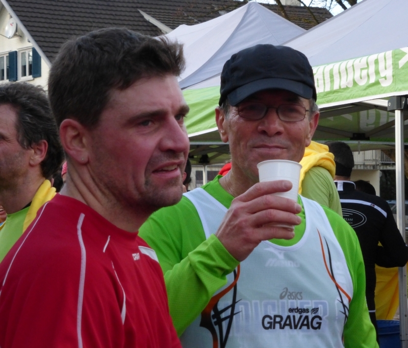 Thomas und Nejdet verpflegen sich im Ziel