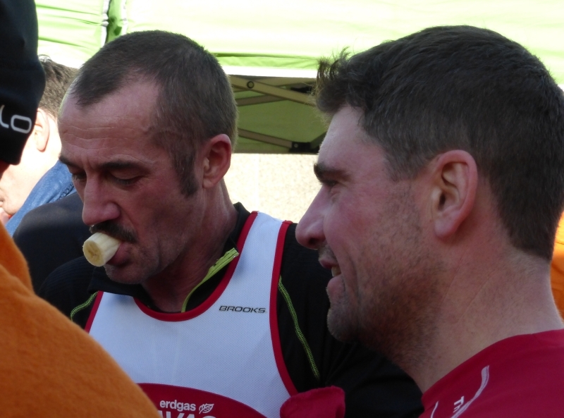 Igi bleibt die Banana im Mund stecken und Thomas