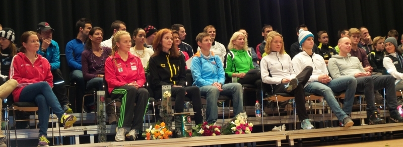 Die schnellsten auf der Bühne bereit für die Siegerehrungen